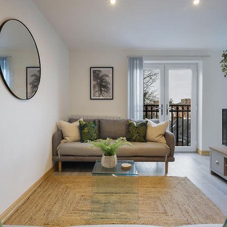 Large, Newly Renovated, Three Bedroom Town Centre Split Level Apartment With Free Parking, Sleeps Seven - Walking Distance To Beach Борнмут Экстерьер фото