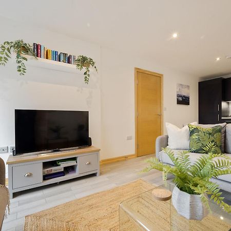 Large, Newly Renovated, Three Bedroom Town Centre Split Level Apartment With Free Parking, Sleeps Seven - Walking Distance To Beach Борнмут Экстерьер фото