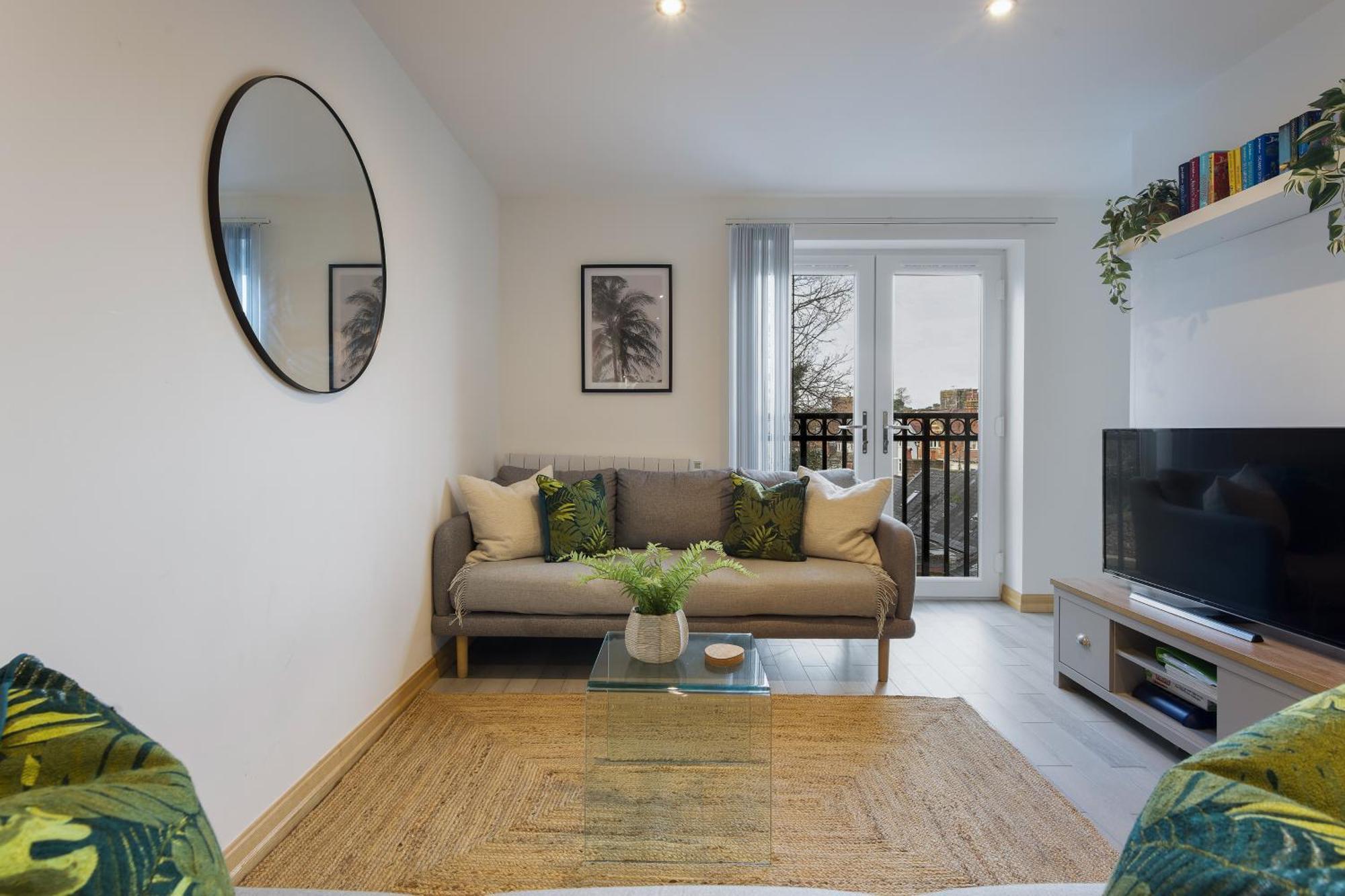 Large, Newly Renovated, Three Bedroom Town Centre Split Level Apartment With Free Parking, Sleeps Seven - Walking Distance To Beach Борнмут Экстерьер фото