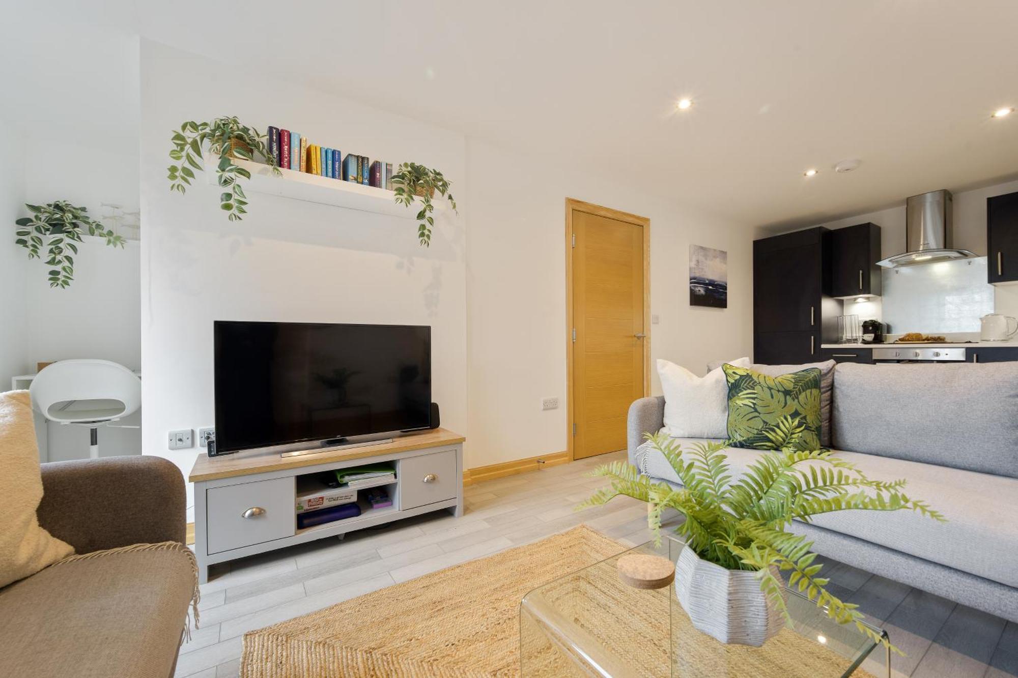 Large, Newly Renovated, Three Bedroom Town Centre Split Level Apartment With Free Parking, Sleeps Seven - Walking Distance To Beach Борнмут Экстерьер фото