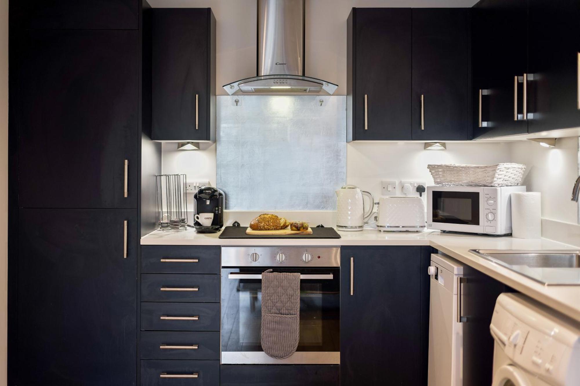 Large, Newly Renovated, Three Bedroom Town Centre Split Level Apartment With Free Parking, Sleeps Seven - Walking Distance To Beach Борнмут Экстерьер фото