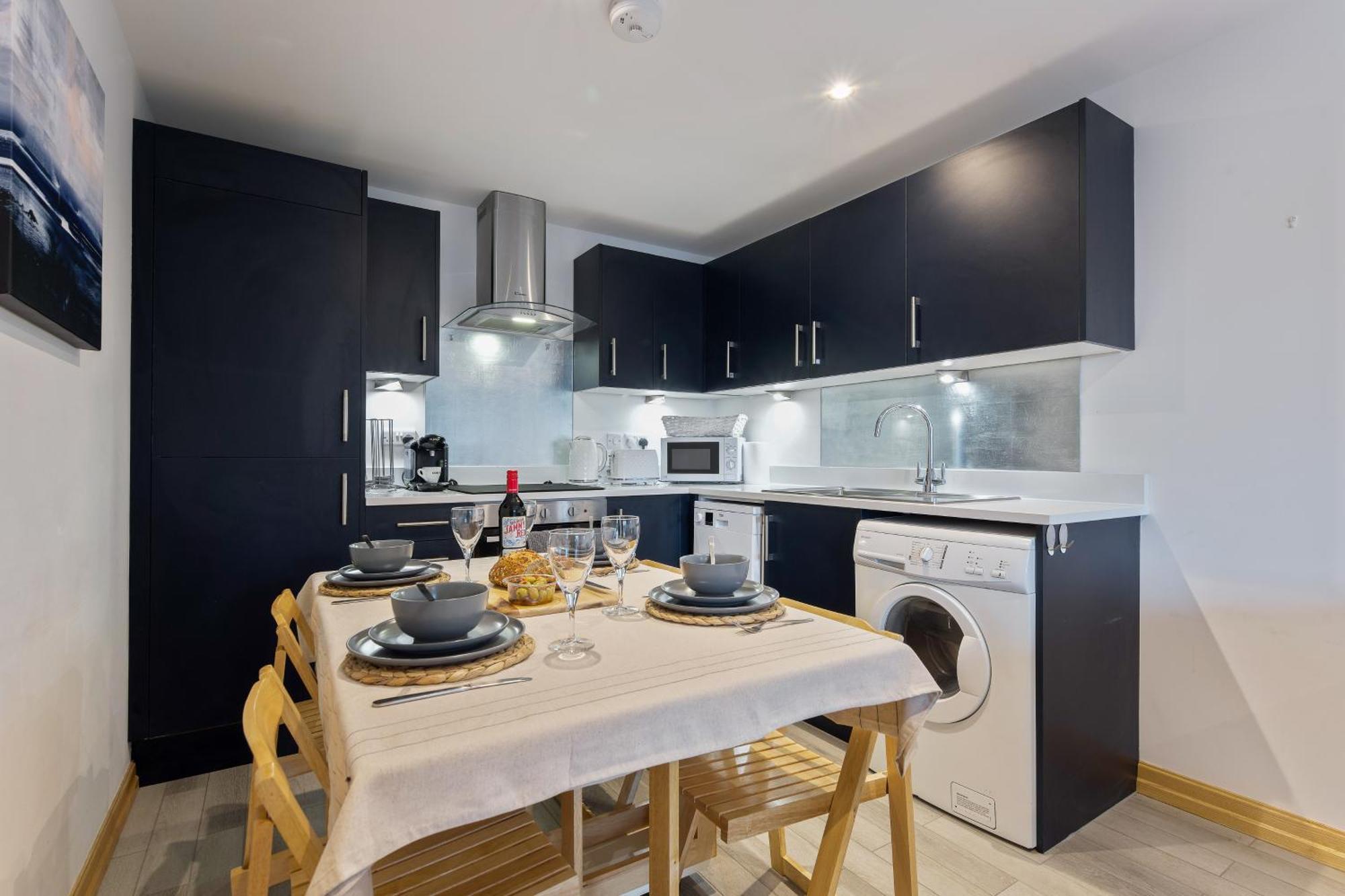 Large, Newly Renovated, Three Bedroom Town Centre Split Level Apartment With Free Parking, Sleeps Seven - Walking Distance To Beach Борнмут Экстерьер фото