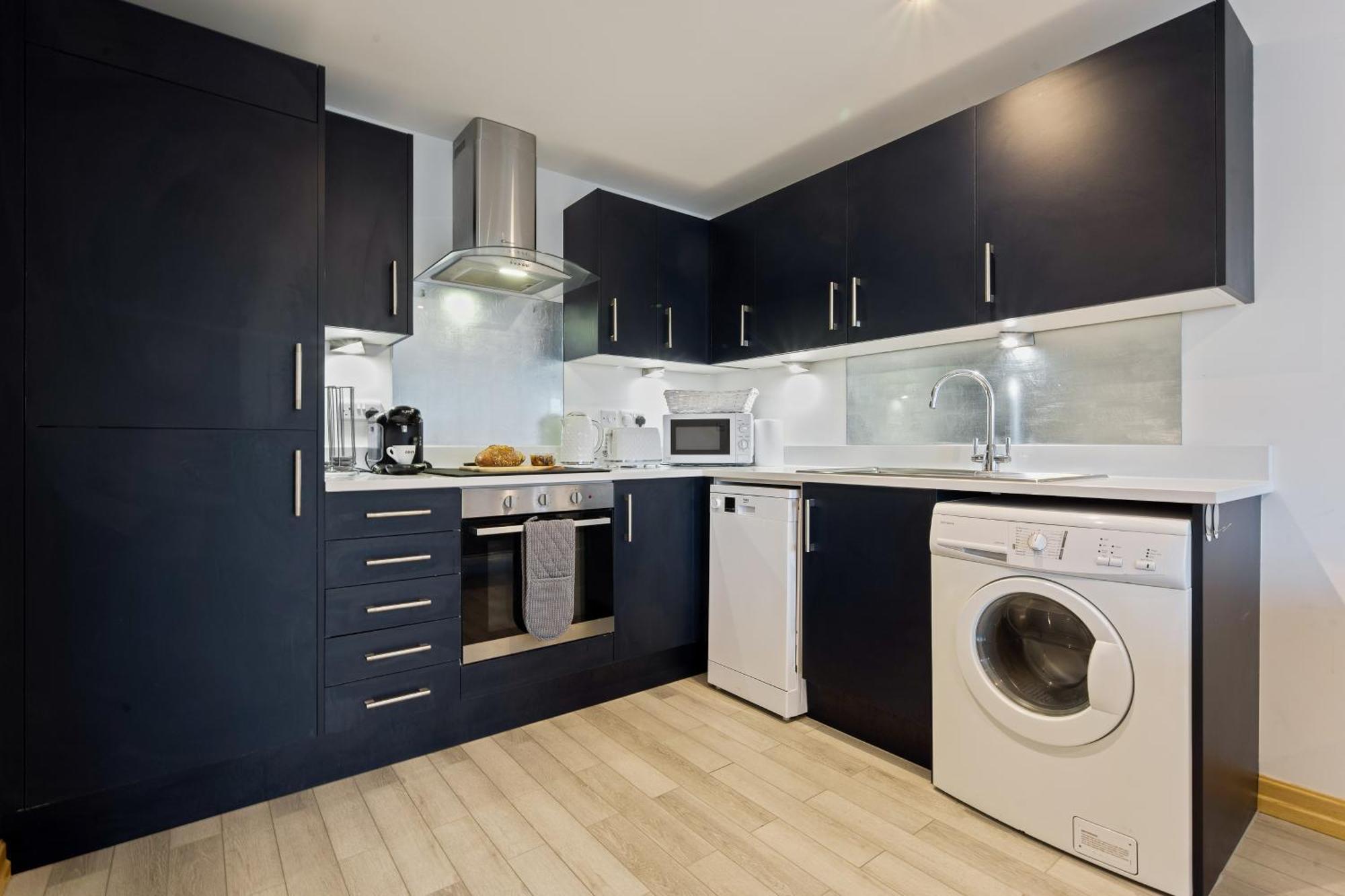 Large, Newly Renovated, Three Bedroom Town Centre Split Level Apartment With Free Parking, Sleeps Seven - Walking Distance To Beach Борнмут Экстерьер фото
