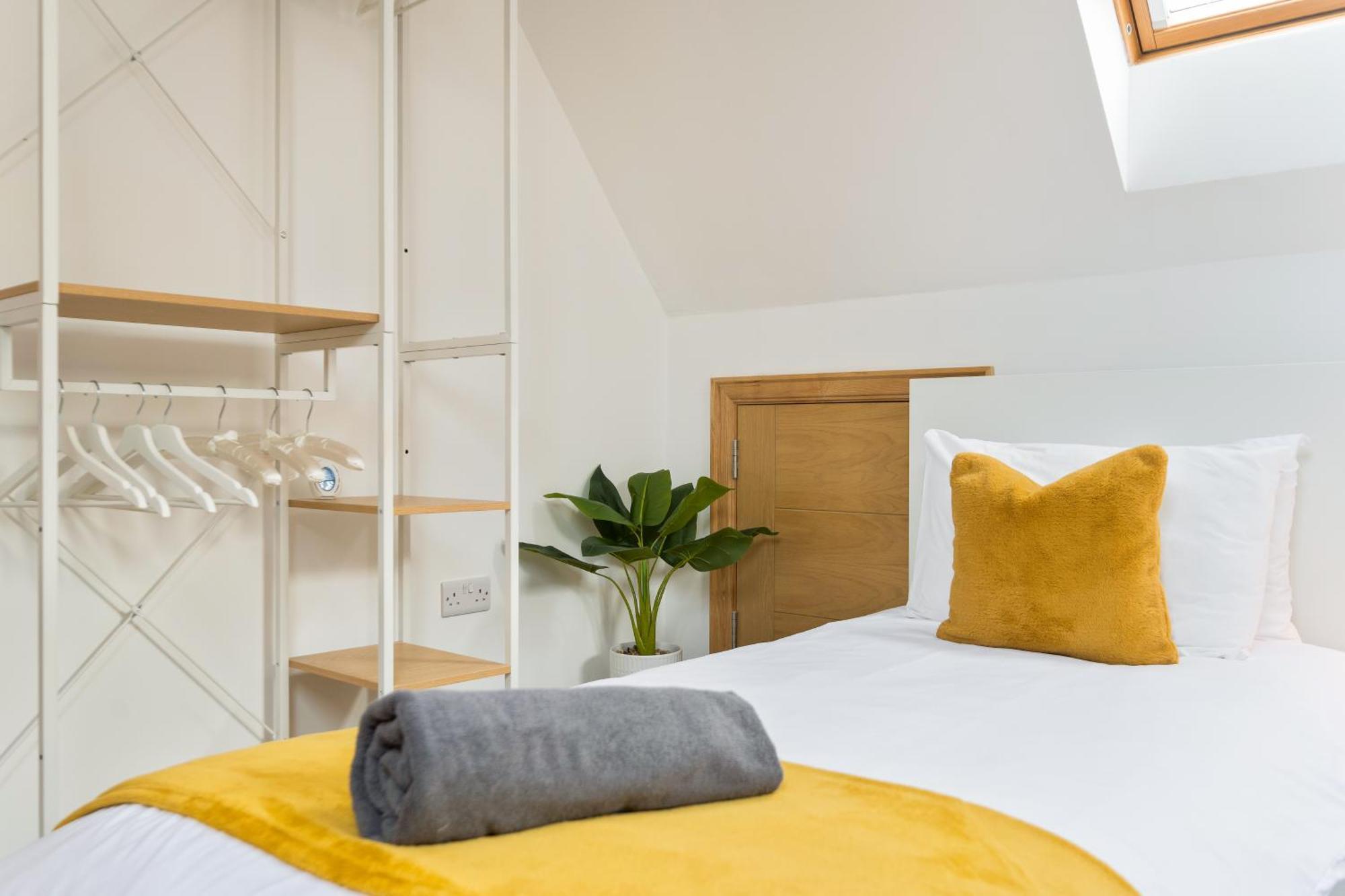 Large, Newly Renovated, Three Bedroom Town Centre Split Level Apartment With Free Parking, Sleeps Seven - Walking Distance To Beach Борнмут Экстерьер фото